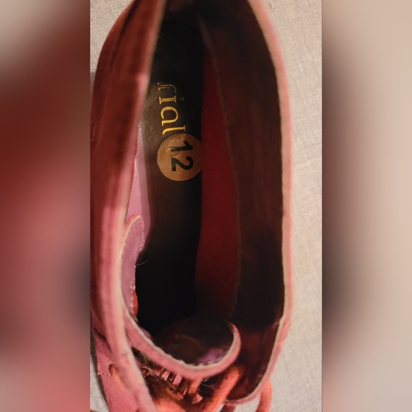 Boots - Picture 6 of 7